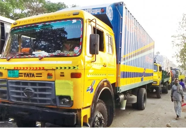 দৌলতদিয়ায় পারের অপেক্ষায় শত শত ট্রাক