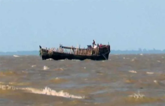 চরফ্যাশনে সাগরে ট্রলার ডুবি : ২১ জেলে নিখোঁজ