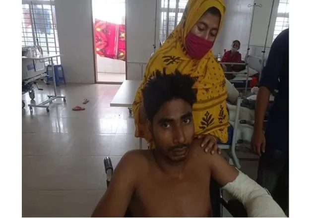 মসজিদে বিস্ফোরণ: হাসপাতাল থেকে ছাড়পত্র পেলেন একজন