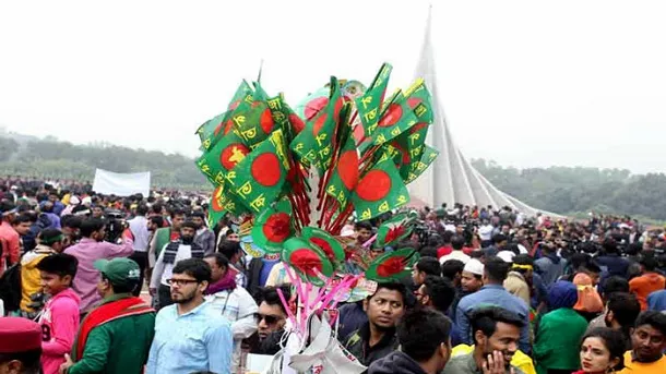 বীর শহীদদের শ্রদ্ধা জানাতে স্মৃতিসৌধে মানুষের ঢল