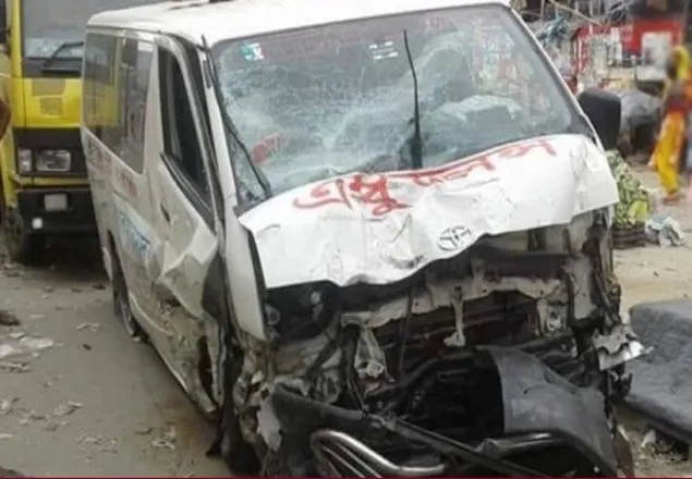 রোগীবাহী অ্যাম্বুলেন্স-কাভার্ডভ্যান সংঘর্ষে নিহত ৬
