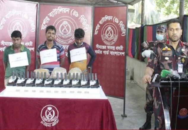 বিএসএফ’র সহযোগিতায় বাংলাদেশে পাচার হচ্ছে মাদক-অস্ত্র