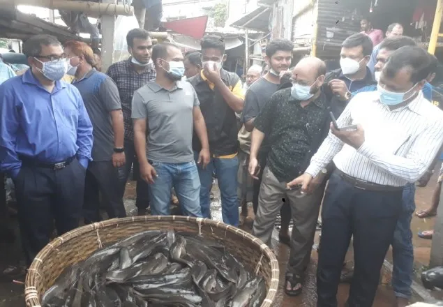কারওয়ান বাজারে মাছের আড়তে র‌্যাবের অভিযান