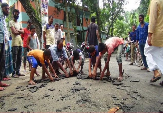 ৫৩ লাখ টাকায় সড়ক সংস্কার; হাত দিতেই উঠে গেল কার্পেটিং!