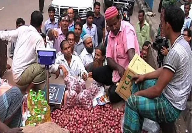 কাল থেকে ৩০ টাকায় পেঁয়াজ বিক্রি করবে টিসিবি