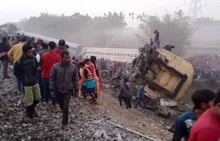 পশ্চিমবঙ্গে ভয়াবহ ট্রেন দুর্ঘটনা, বহু হতাহতের আশঙ্কা