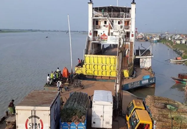 শিমুলিয়া-কাঁঠালবাড়ি ফেরি বন্ধ, পাটুরিয়া ঘাট চাপ বারছে