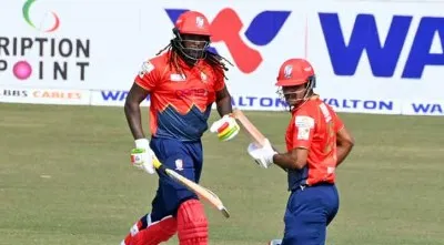 খুলনার বিপক্ষে ব্যাট করছে বরিশাল