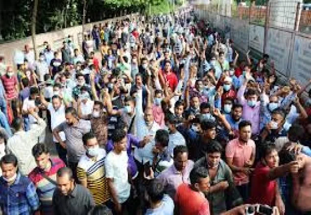 টিকিটের দাবিতে কাওরান বাজারে সৌদি প্রবাসীদের সড়ক অবরোধ