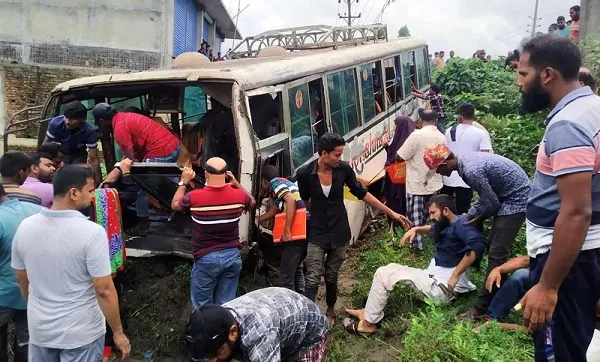 বরগুনায় নিয়ন্ত্রণ হারিয়ে বাস খাদে, আহত ২০