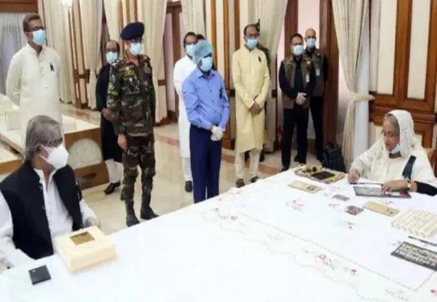 করোনা নিয়ে প্রধানমন্ত্রীর সামনে: ডাকের ডিজির অপসারণ চাইলো সংসদীয় কমিটি