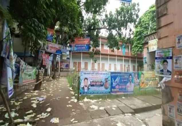 নির্বাচনী ব্যানার ফেস্টুনে সয়লাব জবির পোগোজ স্কুল, জানে না প্রশাসন