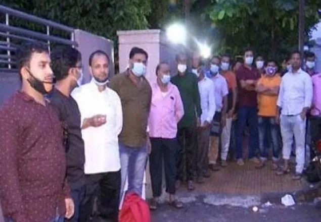 বৃষ্টি উপেক্ষা করে ভোর ৪টা থেকেই টিকিট প্রত্যাশী সৌদি প্রবাসীদের ভিড়