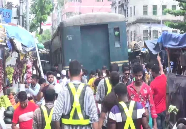 ঢাকা-নারায়ণগঞ্জ রুটে বগি লাইনচ্যুত, ট্রেন চলাচল বন্ধ