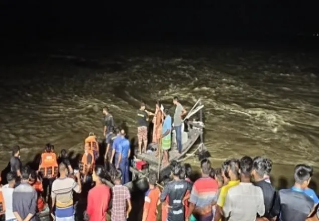 পদ্মায় ঘুরতে গিয়ে নৌকা ডুবে রাবি ছাত্রীসহ নিখোঁজ ২