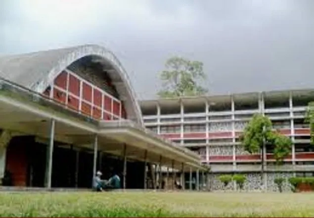 টিএসসিতে গাঁজা সেবনরত অবস্থায় ৩ জন আটক