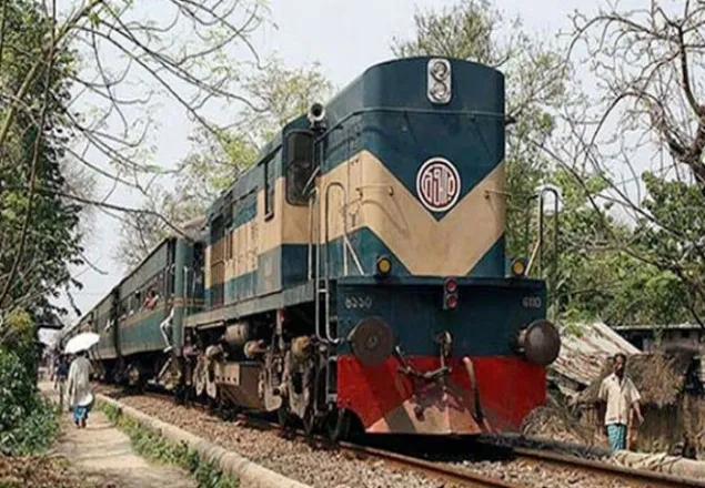 ফের লাইনচ্যুত, ঢাকা-নারায়ণগঞ্জ ট্রেন চলাচল বন্ধ