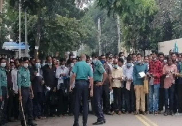 সৌ‌দি দূতাবা‌সে প্রবাসীদের ভিড়