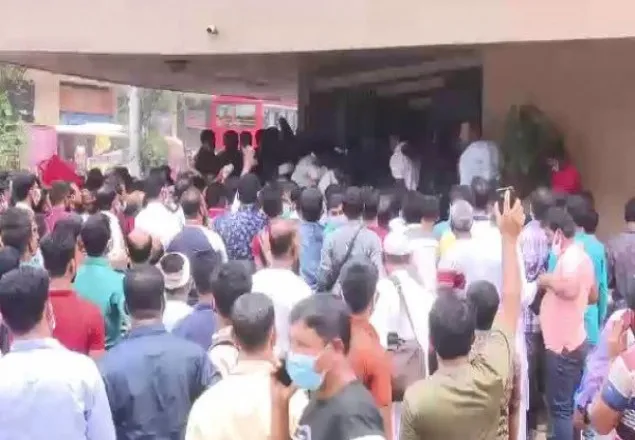 সৌদি প্রবাসীদের ভিড়, ভিসার মেয়াদ শেষ হচ্ছে আজ