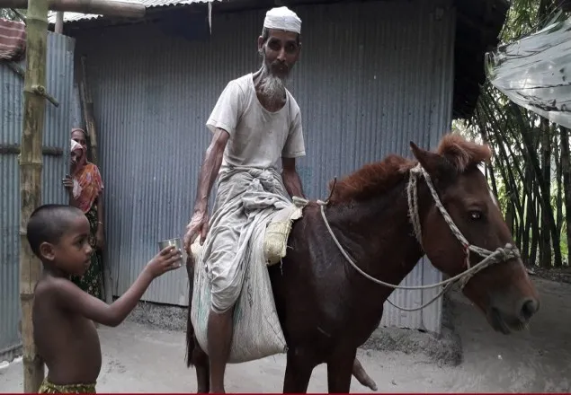 ঘোড়ার পিঠে চড়ে ‘ভিক্ষা’ করেন বাচ্চা মিয়া