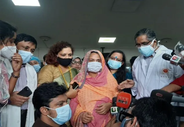 হাসপাতাল থেকে ছাড়া পেয়ে বাড়ি ফিরছেন ওয়াহিদা