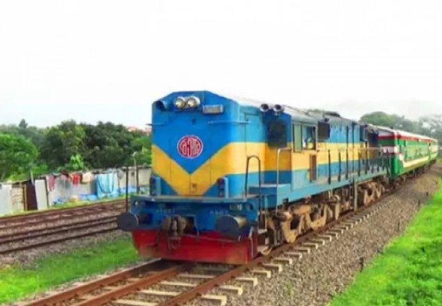 ট্রেনের সঙ্গে কাভার্ড ভ্যানের সংঘর্ষে নিহত ১