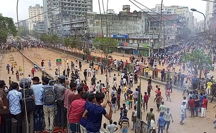 রণক্ষেত্র নিউমার্কেট : দুই পক্ষ ইট-দেশীয় অস্ত্র নিয়ে মুখোমুখি