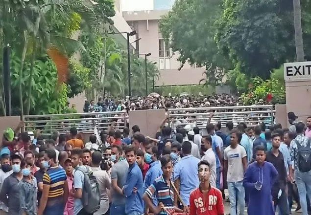 টোকেন পেতে সোনারগাঁও হোটেলে সৌদি প্রবাসীদের ঢল