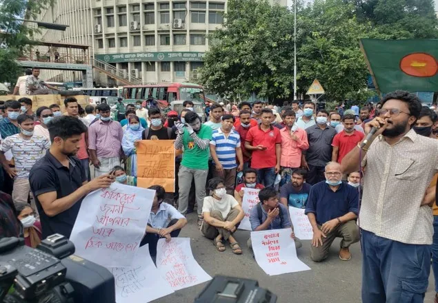 বেগমগঞ্জে নারীকে বিবস্ত্র করে নির্যাতনের ঘটনায় শাহবাগে বিক্ষোভ