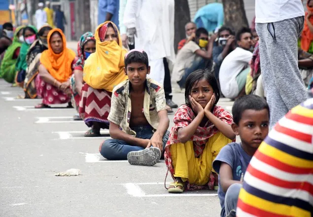 করোনাকালে ৫৩ শতাংশ পরিবার খাবার খাওয়া কমিয়ে দিয়েছে: জরীপ