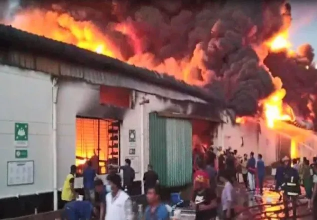 গাজীপুরে জুতার কারখানায় আগুন