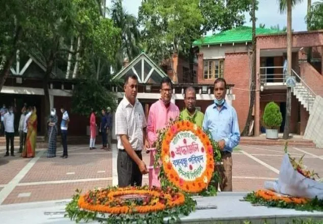 বঙ্গবন্ধুর সমাধিতে ইবি বঙ্গবন্ধু পরিষদের শ্রদ্ধাঞ্জলি