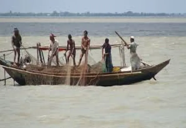 আজ মধ্যরাত থেকে ইলিশ ধরা নিষেধ