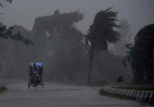 দেশের ১২ অঞ্চলে বজ্রবৃষ্টিসহ ঝড়ো হাওয়ার পূর্বাভাস