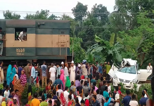 যশোরে ট্রেনের ধাক্কায় প্রাইভেটকারের ৩ যাত্রী নিহত