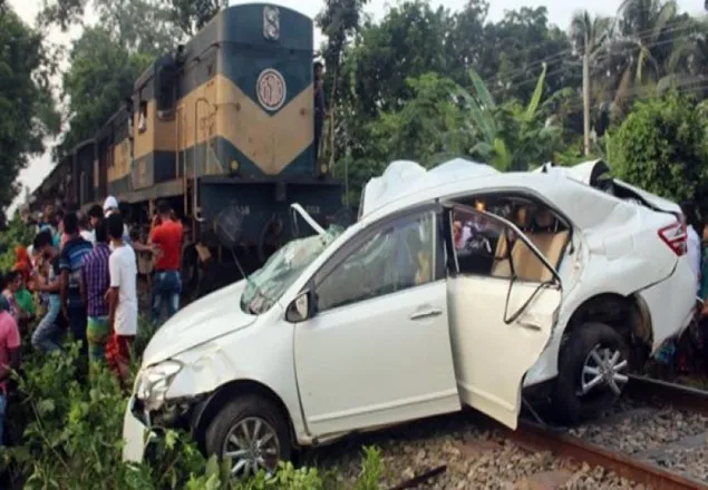 যশোরে প্রাইভেটকারে ট্রেনের ধাক্কা, নিহত ৪