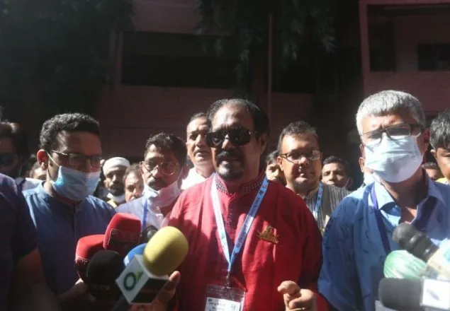আওয়ামী লীগ প্রার্থী মনুর ভোট দেওয়া নিয়ে বিতর্ক