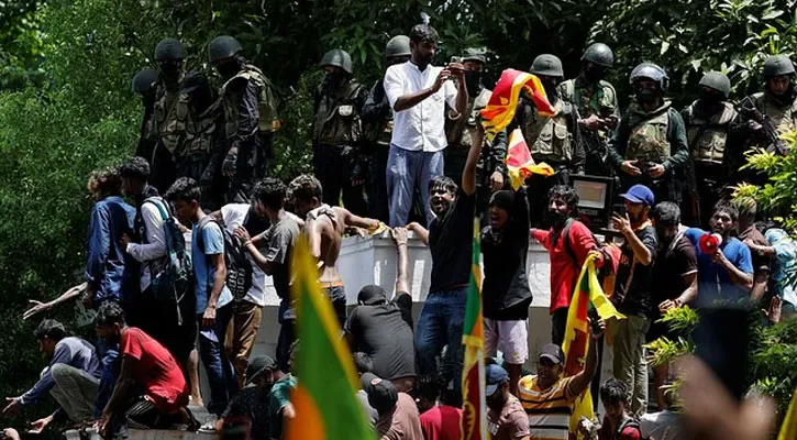 শ্রীলঙ্কার প্রধানমন্ত্রীর কার্যালয়ও দখলে নিলো বিক্ষোভকারীরা