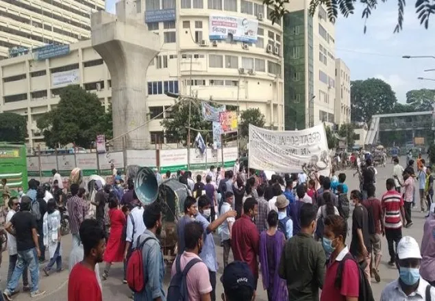 ধর্ষণবিরোধী লংমার্চে হামলার প্রতিবাদে শাহবাগ অবরোধ