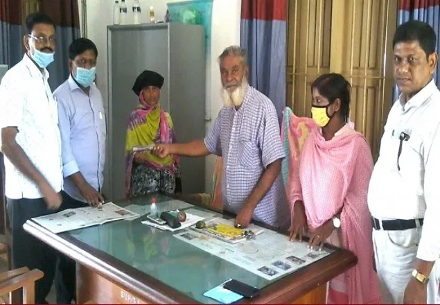 মাগুরার শ্রীপুরে ওয়েভ ফাউন্ডেশনের নগদ অর্থ প্রদান