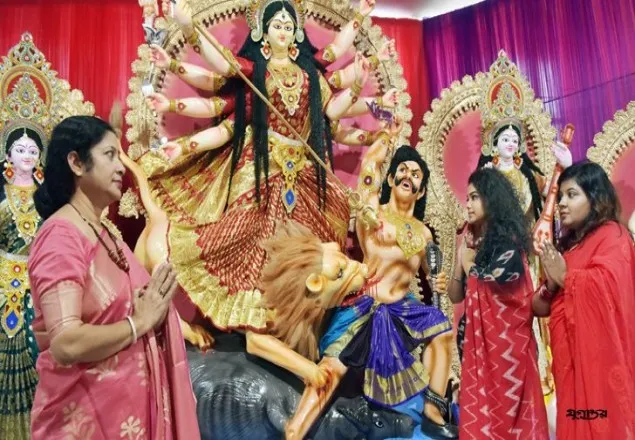 হিন্দু ধর্মাবলম্বীদের দুর্গাপূজা শুরু, আজ মহাষষ্ঠী