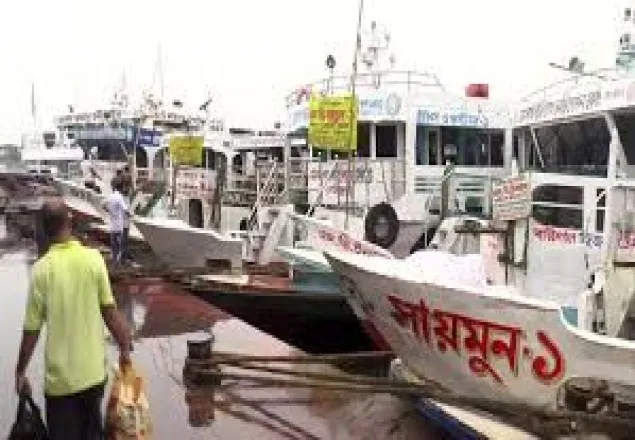বৈরী আবহাওয়ায় ব‌রিশা‌লের অভ্যন্তরীণ রু‌টে লঞ্চ চলাচল বন্ধ