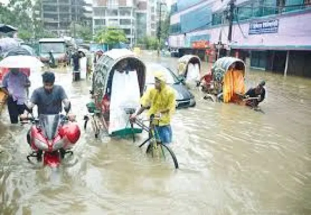 চট্টগ্রামে ভারি বর্ষণে জলাবদ্ধতা, পাহাড়ধসের আশঙ্কা