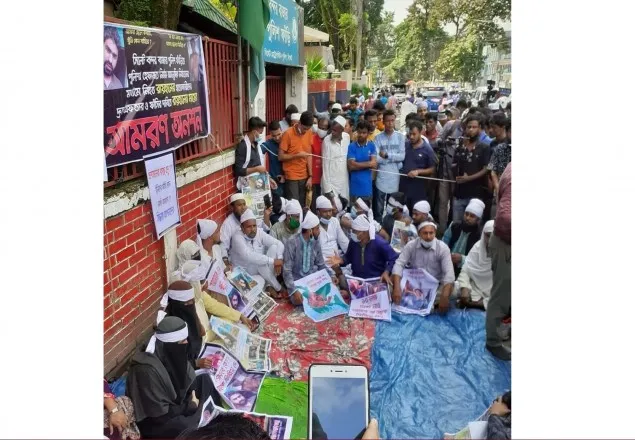 পুলিশ ফাঁড়ির সামনে আমরণ অনশনে রায়হানের মা