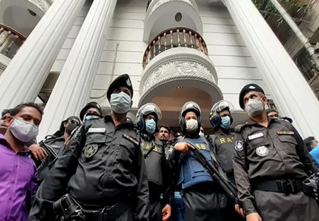 এরফান সেলিমের বাসা থেকে বিদেশি মদ-বিয়ার-অস্ত্র উদ্ধার