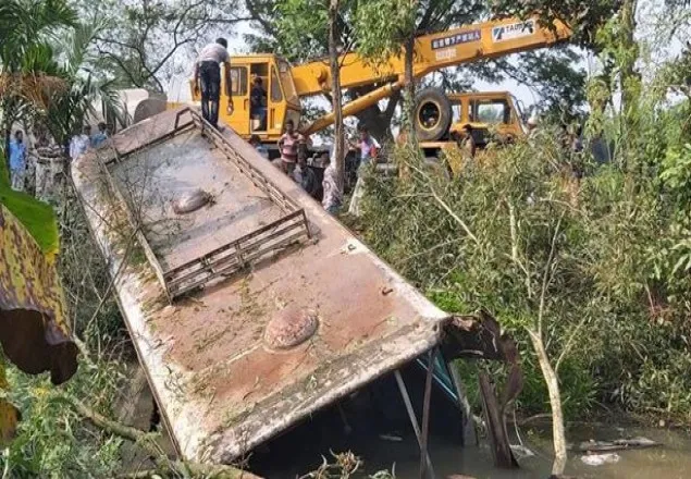 নাটোরে বাস খাদে পড়ে মা-মেয়ে নিহত