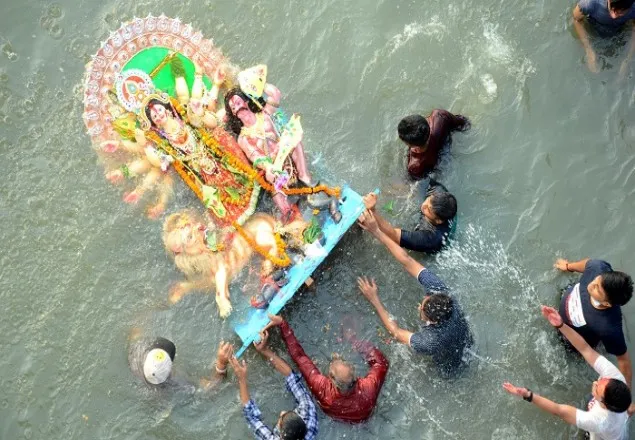প্রতিমা বিসর্জনের মধ্য দিয়ে শেষ হল দুর্গাপূজা