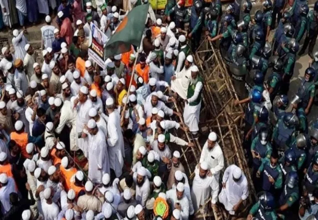 ফরাসি দূতাবাস ঘেরাও কর্মসূচিতে পুলিশের বাধা