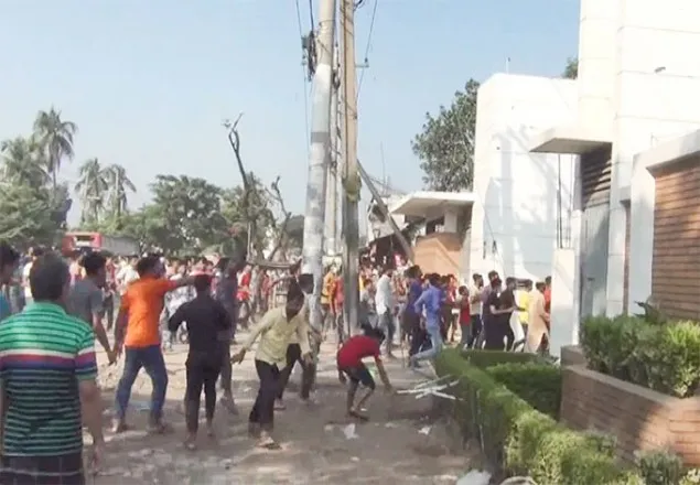গাজীপুরে সোয়েটার কারখানায় শ্রমিকদের হামলা-ভাঙচুর