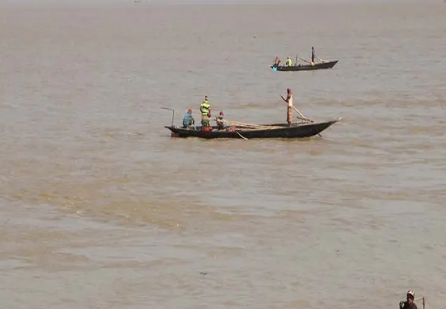 পদ্মায় ইলিশ ধরায় ১৭০ জেলে আটক